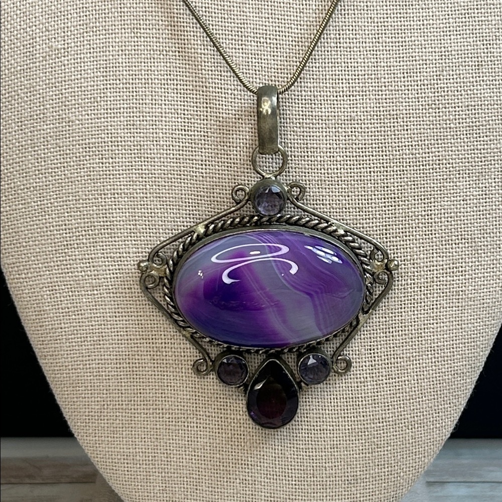 Sterling silver large purple banded agate stone framed by amethyst gemstones - Picture 2 of 7